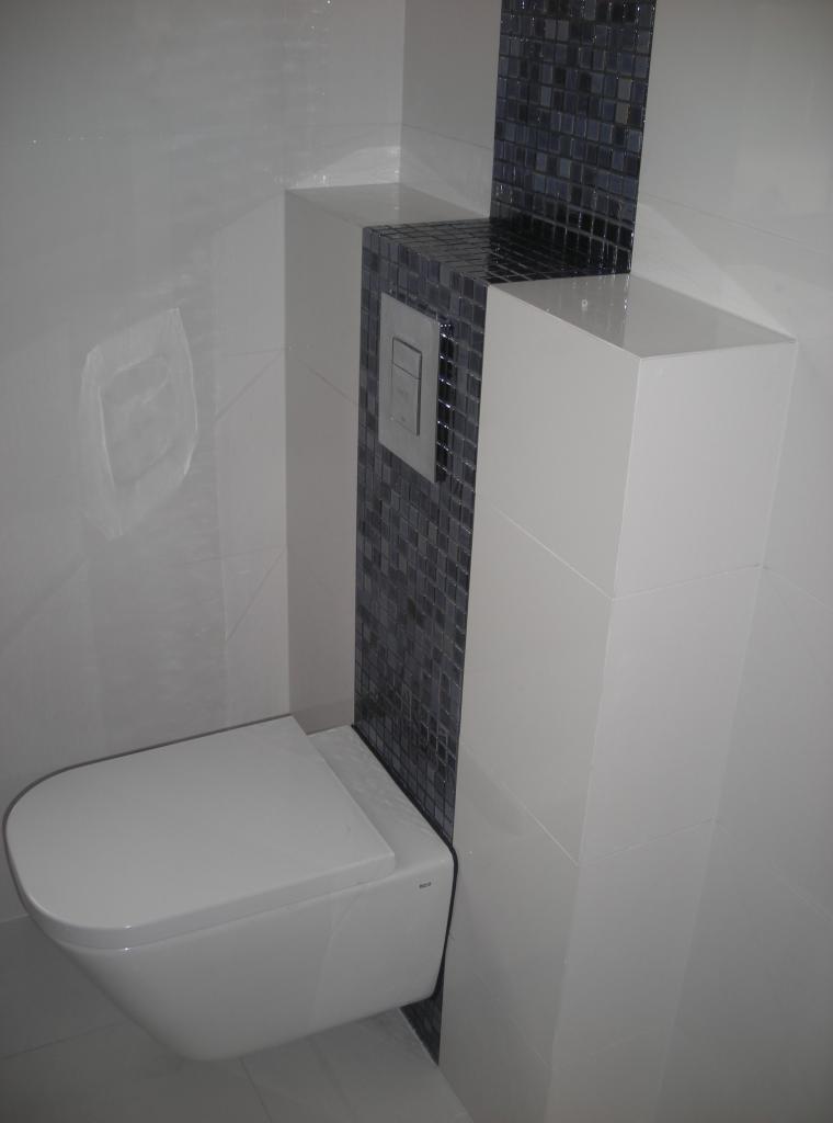 Nowoczesna toaleta podwieszana z mozaiką w odcieniach szarości, białe płytki i zabudowa. Minimalistyczny design łazienki, czysta estetyka.