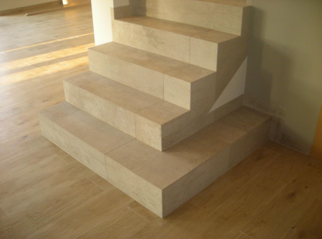 Wykończone schody z płytek w odcieniach beżu, harmonizujące z podłogą. Realizacja z Wejherowa, z dbałością o detale i estetyczne połączenie materiałów.