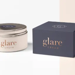 Elegancki projekt opakowania kremu Glare: słoiczek z metalową nakrętką i pudełko w odcieniach beżu i granatu, z logo i nazwą marki w miedzianym kolorze, na neutralnym tle.