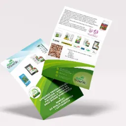 Ulotka reklamowa firmy 'dobrytrawnik.pl' z ofertą nawozów, nasion do pielęgnacji trawnika i muraw sportowych oraz kory sosnowej o różnej frakcji, z informacją o bezpiecznych produktach dla zwierząt...