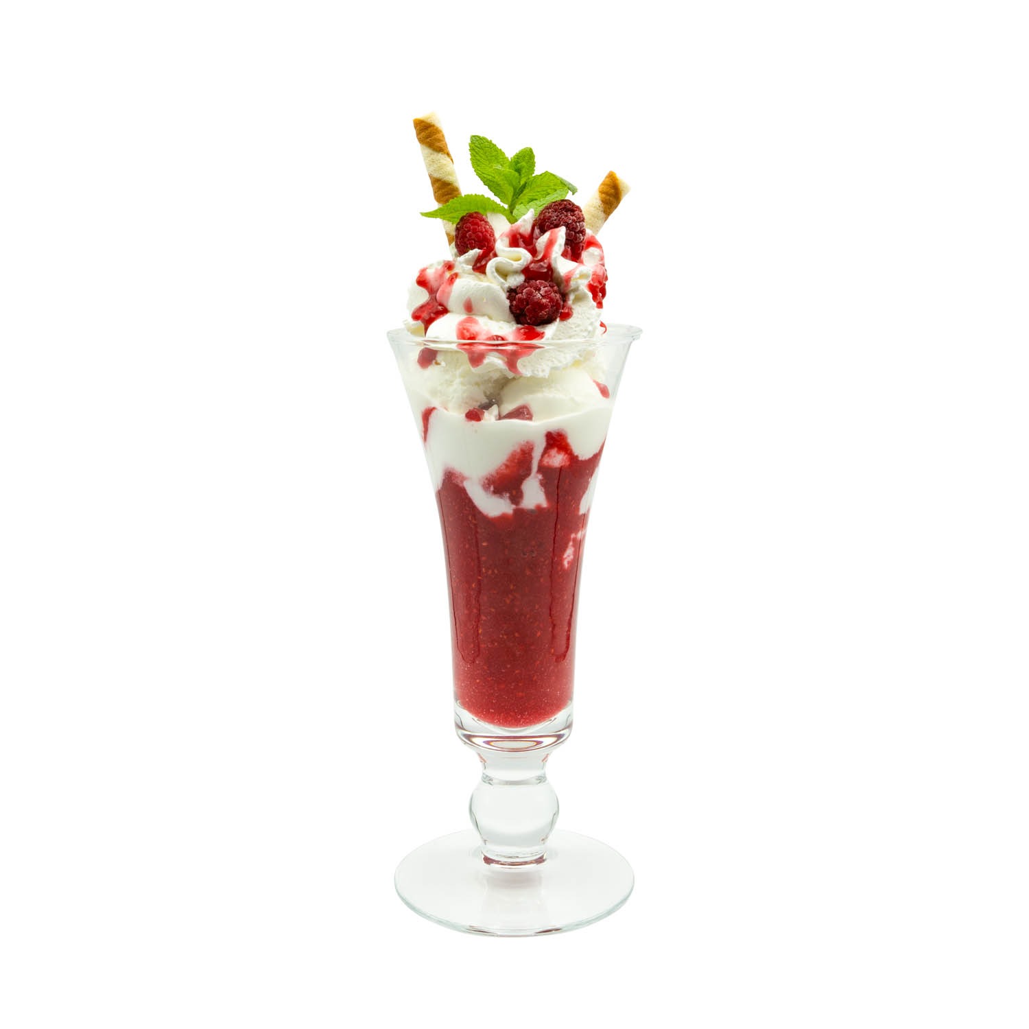 Deser lodowy z malinami, bitą śmietaną, rurkami waflowymi i sosem malinowym w szklanym pucharku na białym tle, sfotografowany w studiu.