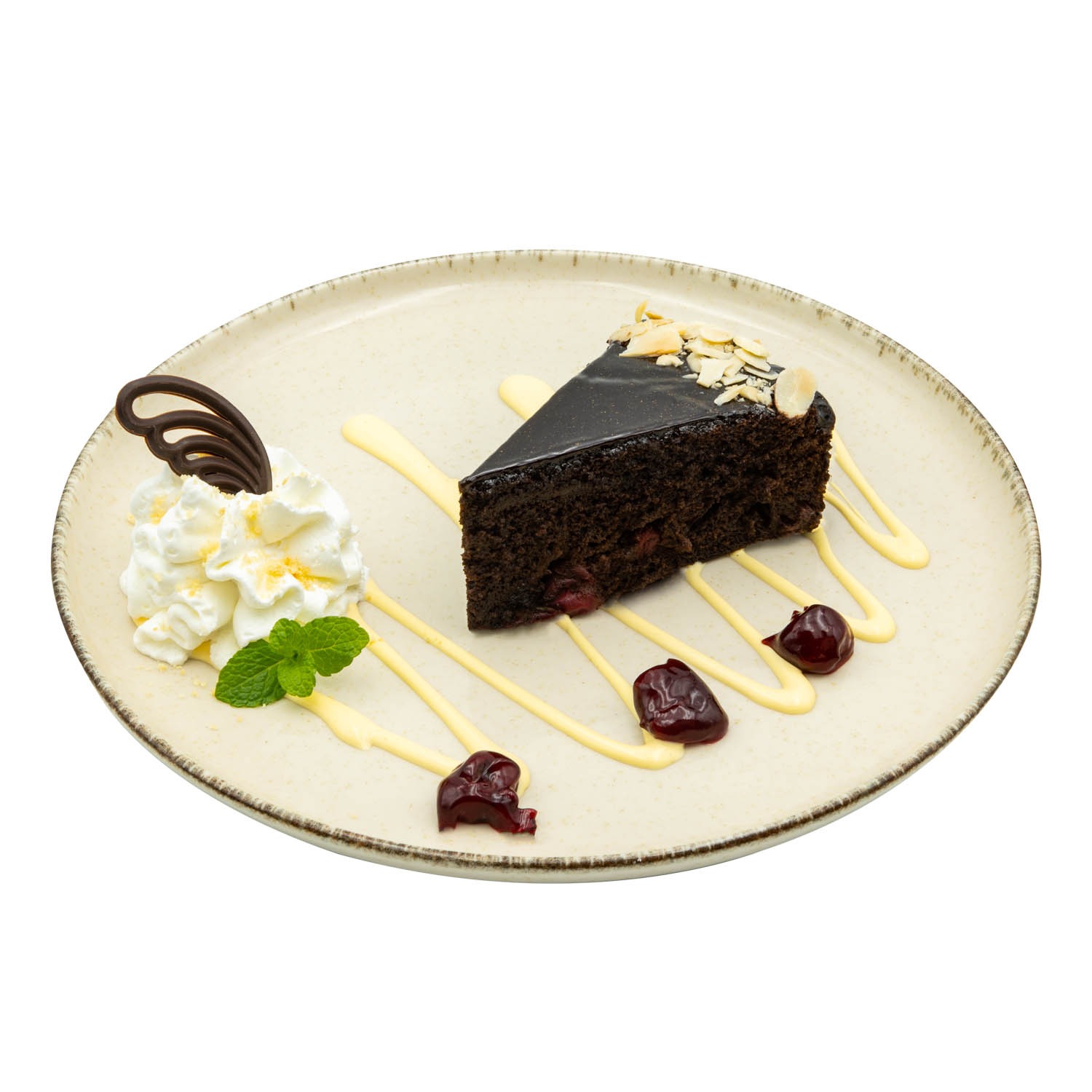 Apetyczny kawałek tortu Sachera na talerzu z bitą śmietaną, wiśniami i polewą. Dekoracja z czekolady i listek mięty. Idealne ujęcie do fotografii produktowej.