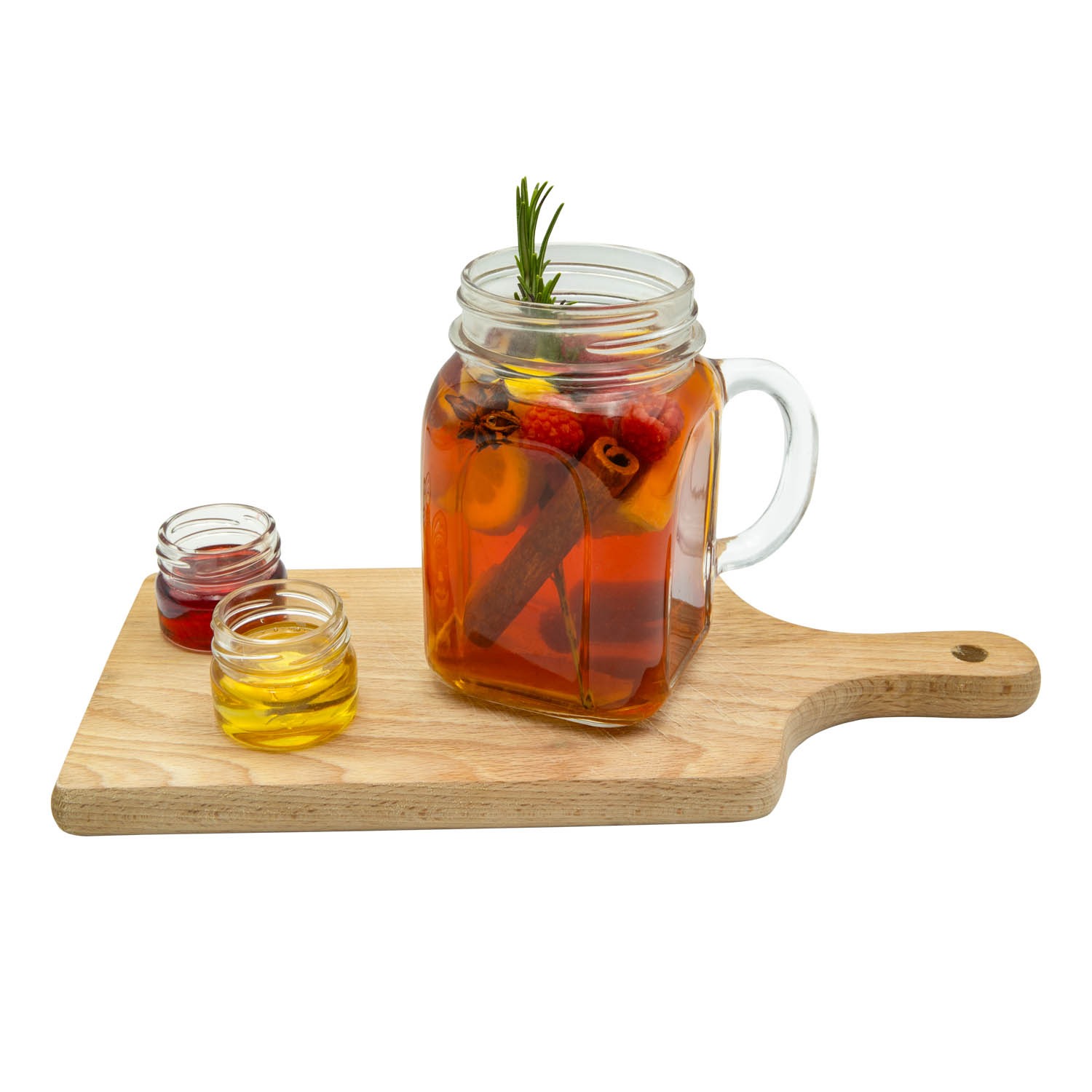 Mason jar z napojem owocowym, cynamonem i rozmarynem na desce drewnianej, obok małe słoiczki z dżemem i miodem. Jasne tło, fotografia produktowa.