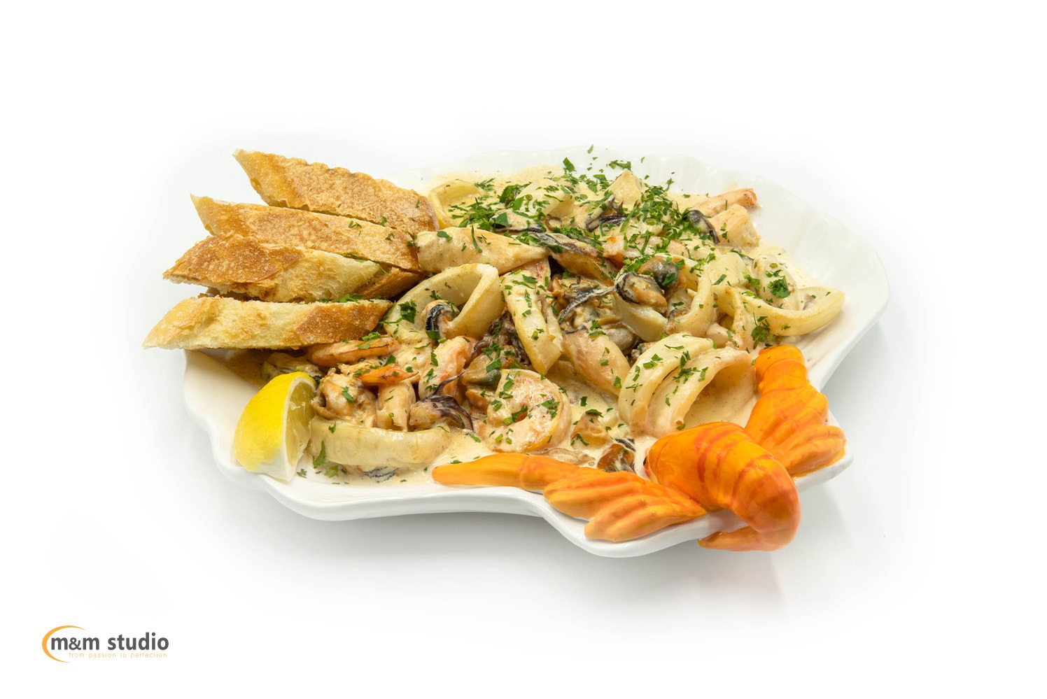 Kremowe danie z owocami morza, dekorowane natką pietruszki, podane na białym talerzu w kształcie muszli z cytryną i grzankami, na białym tle. Fotografia kulinarna.