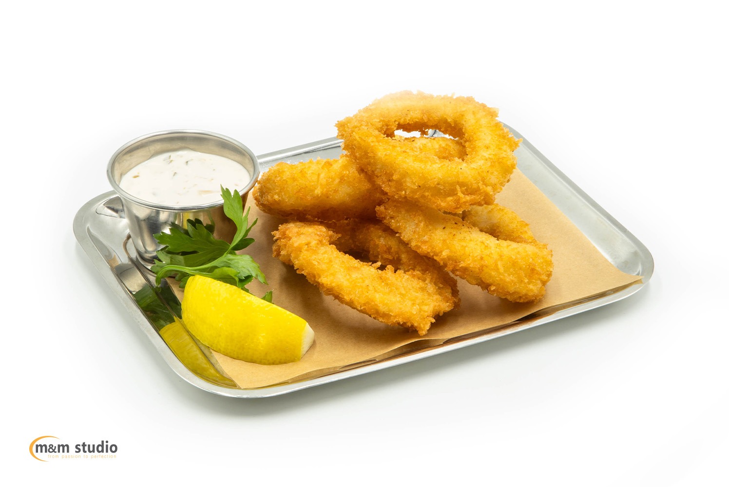 Złociste krążki kalmarów w chrupiącej panierce, podane na metalowej tacy z sosem i cytryną, sfotografowane na białym tle w studiu. Fotografia kulinarna.