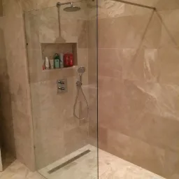 Łazienka w marmurach. Inwestycja zrealizowana na terenie Amsterdamu.