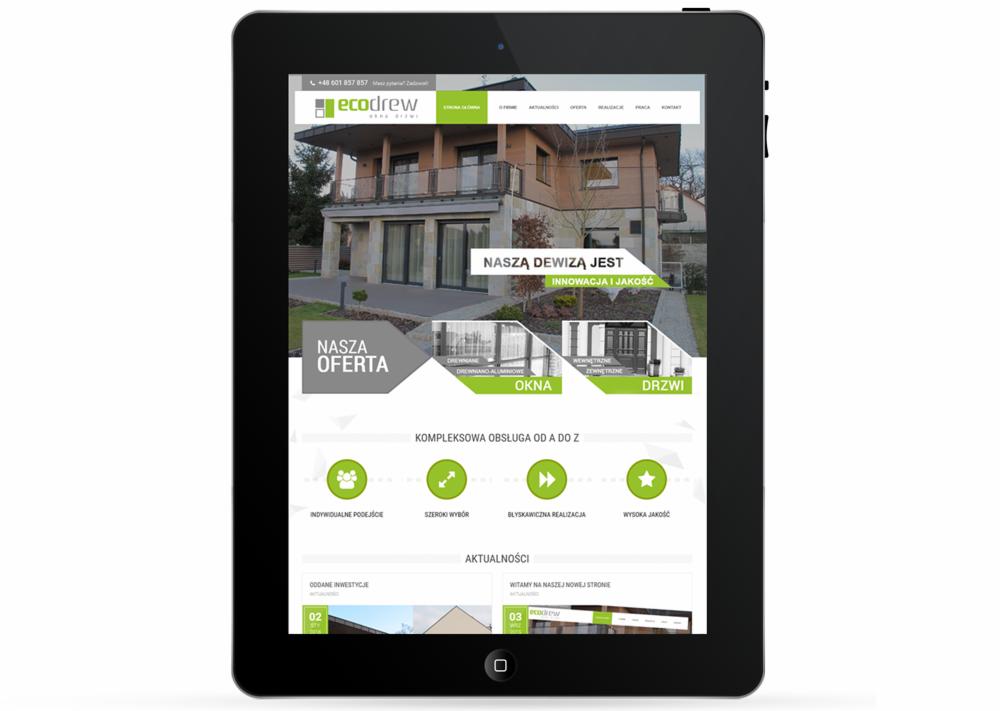Tablet wyświetlający stronę internetową firmy Ecodrew z ofertą okien i drzwi, prezentacja na jasnym tle.