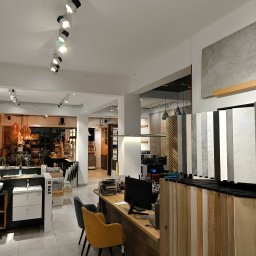 ART-FLIZ S.C. - Ekspozycja płytek ceramicznych i armatury łazienkowej w salonie: umywalki nablatowe, szafki podumywalkowe, lustra, oświetlenie punktowe na suficie, próbki płytek na ścianie