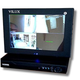 AVO technika sp z o o - Czarny monitor Vilux z podglądem z czterech kamer CCTV, umieszczony na rejestratorze. Widoczne wejście do budynku i korytarz. System monitoringu wizyjnego.