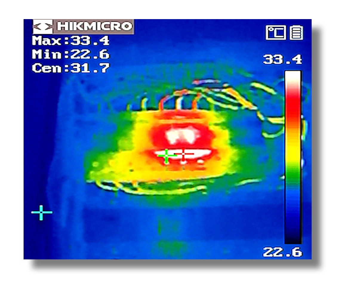Termogram instalacji elektrycznej z zaznaczonym punktem pomiaru, wskazujący temperaturę w stopniach Celsjusza. Widoczne wartości minimalne, maksymalne i centralne.