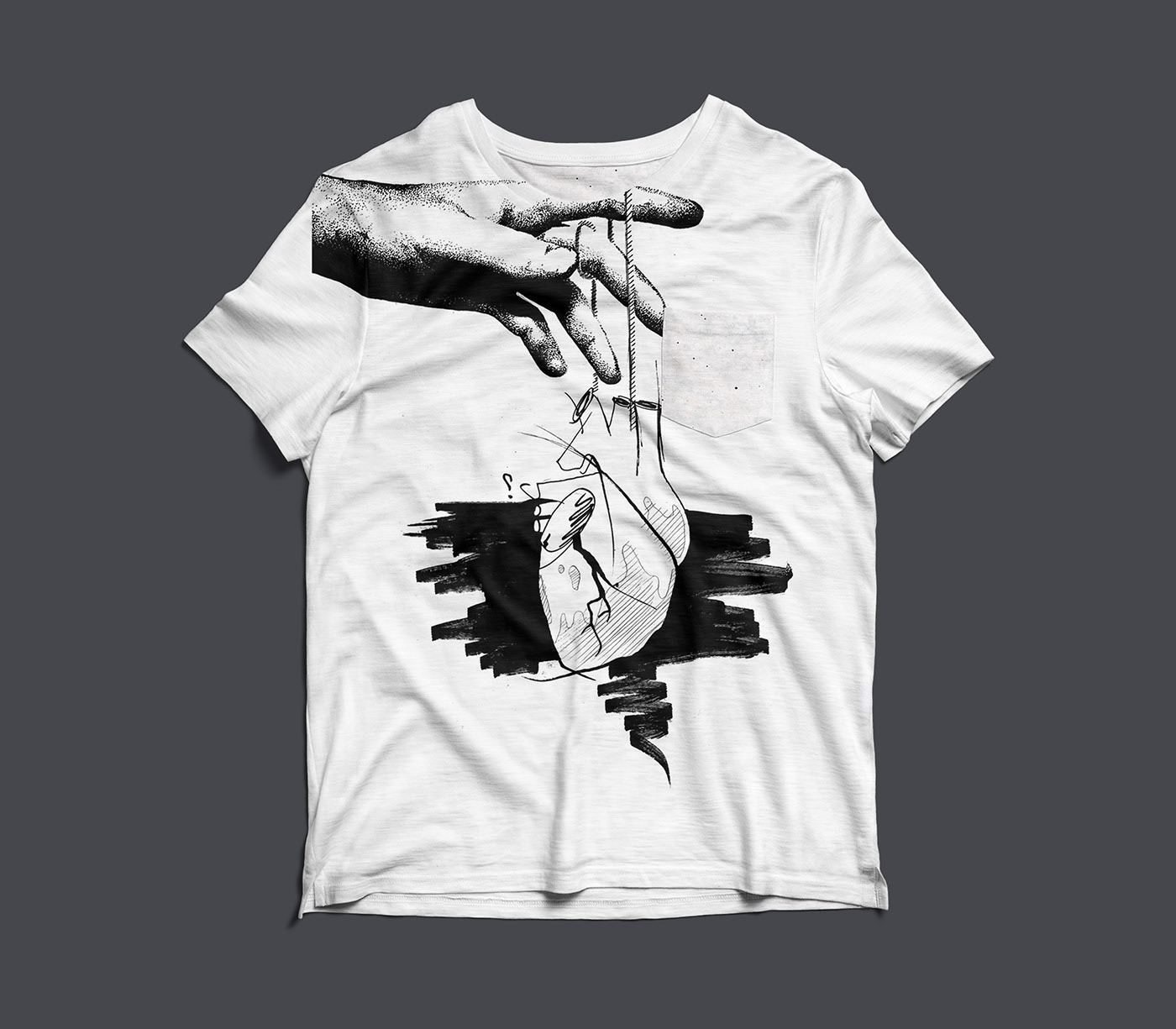 Biała koszulka z graficznym nadrukiem przedstawiającym dłoń marionetkarza kontrolującą postać, wykonana w stylu szkicu z użyciem czarnych linii i plam.