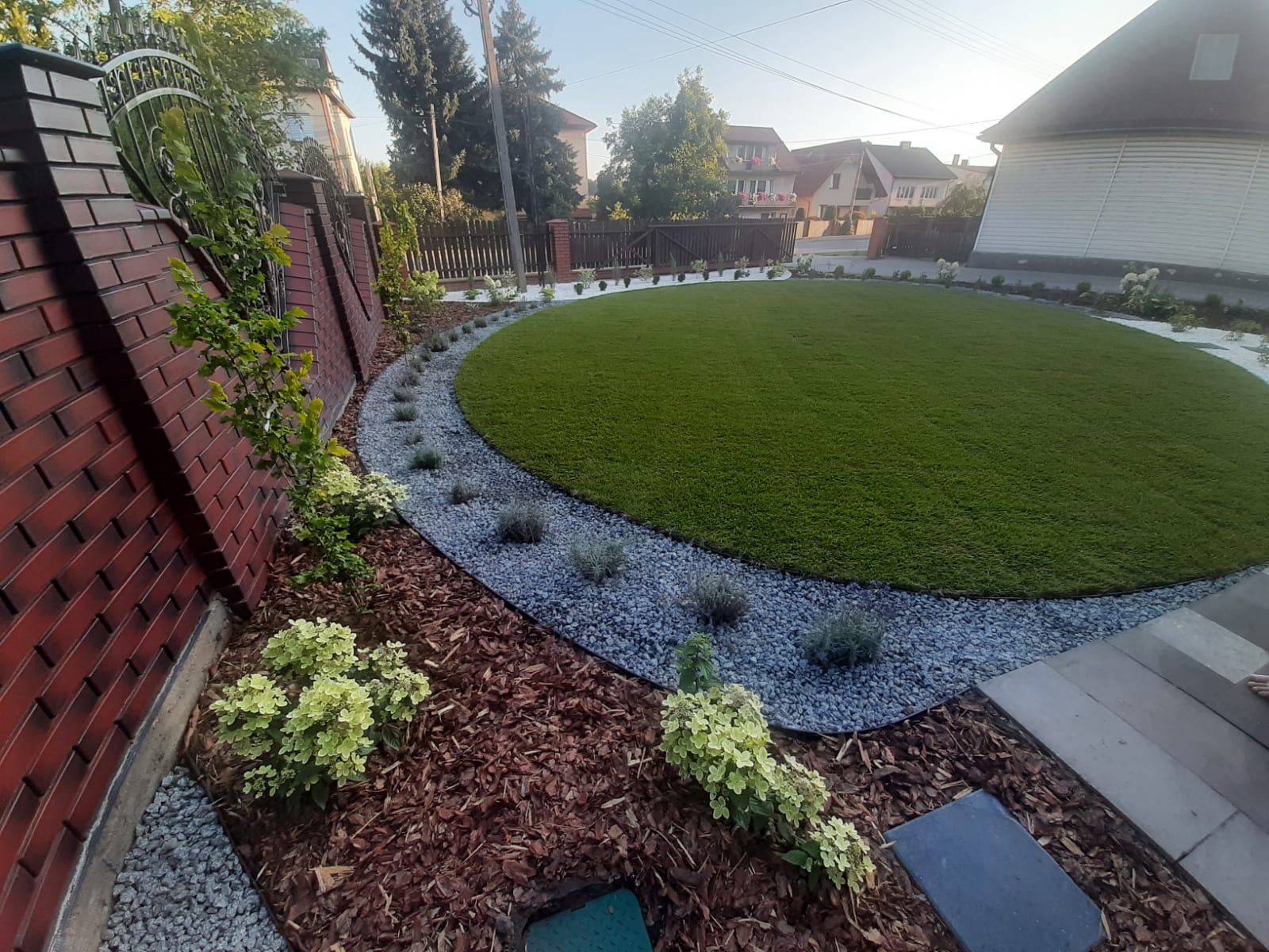 Mały ogród przydomowy, trawa z rolki, linie faliste, koła.