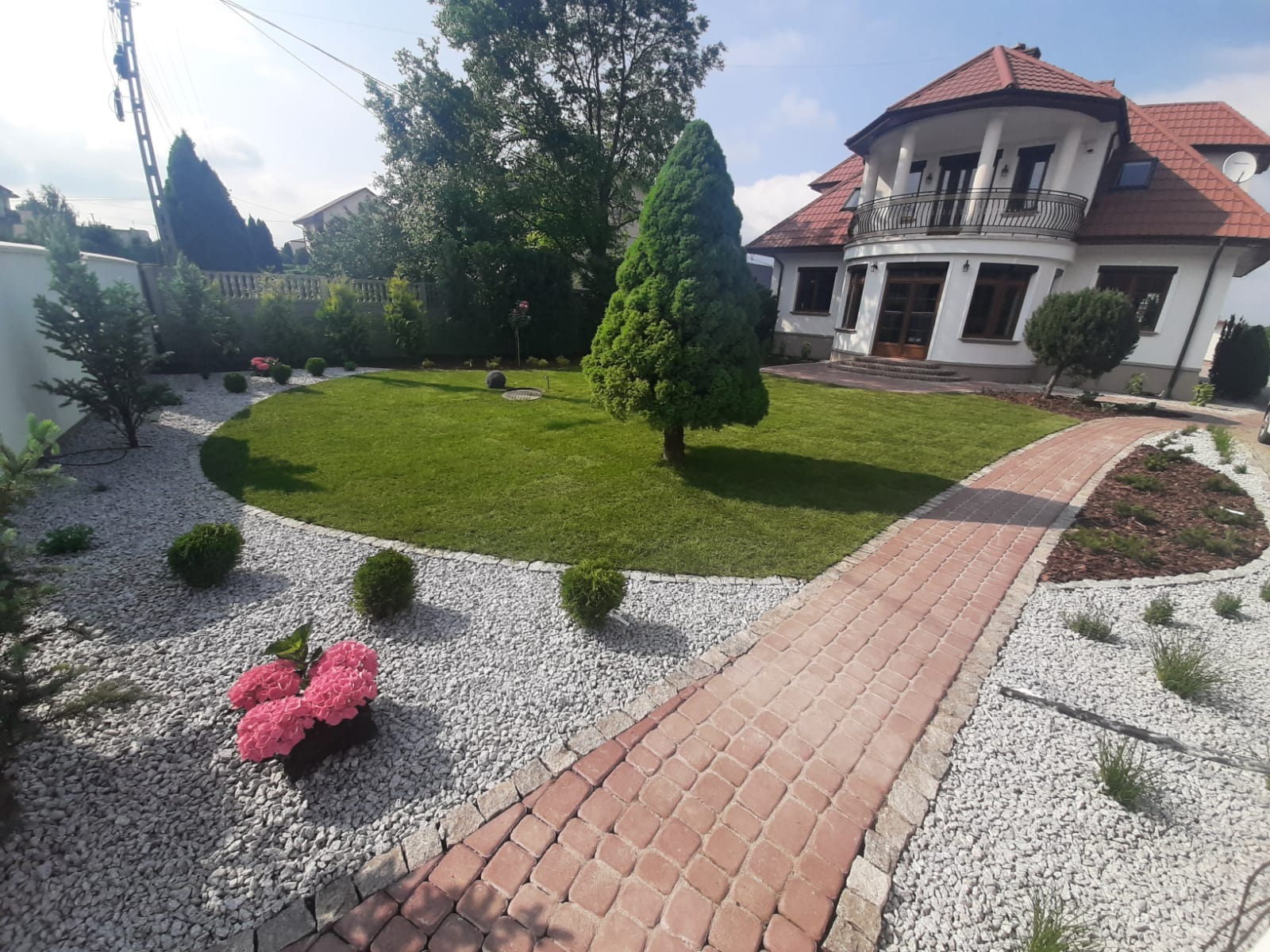 Ogród w liniach falistych, renowacja ogrodu, trawnik z rolki.