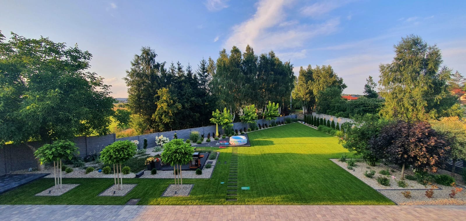 Ogród w liniach prostych, ogród nowoczesny, trawnik z rolki.