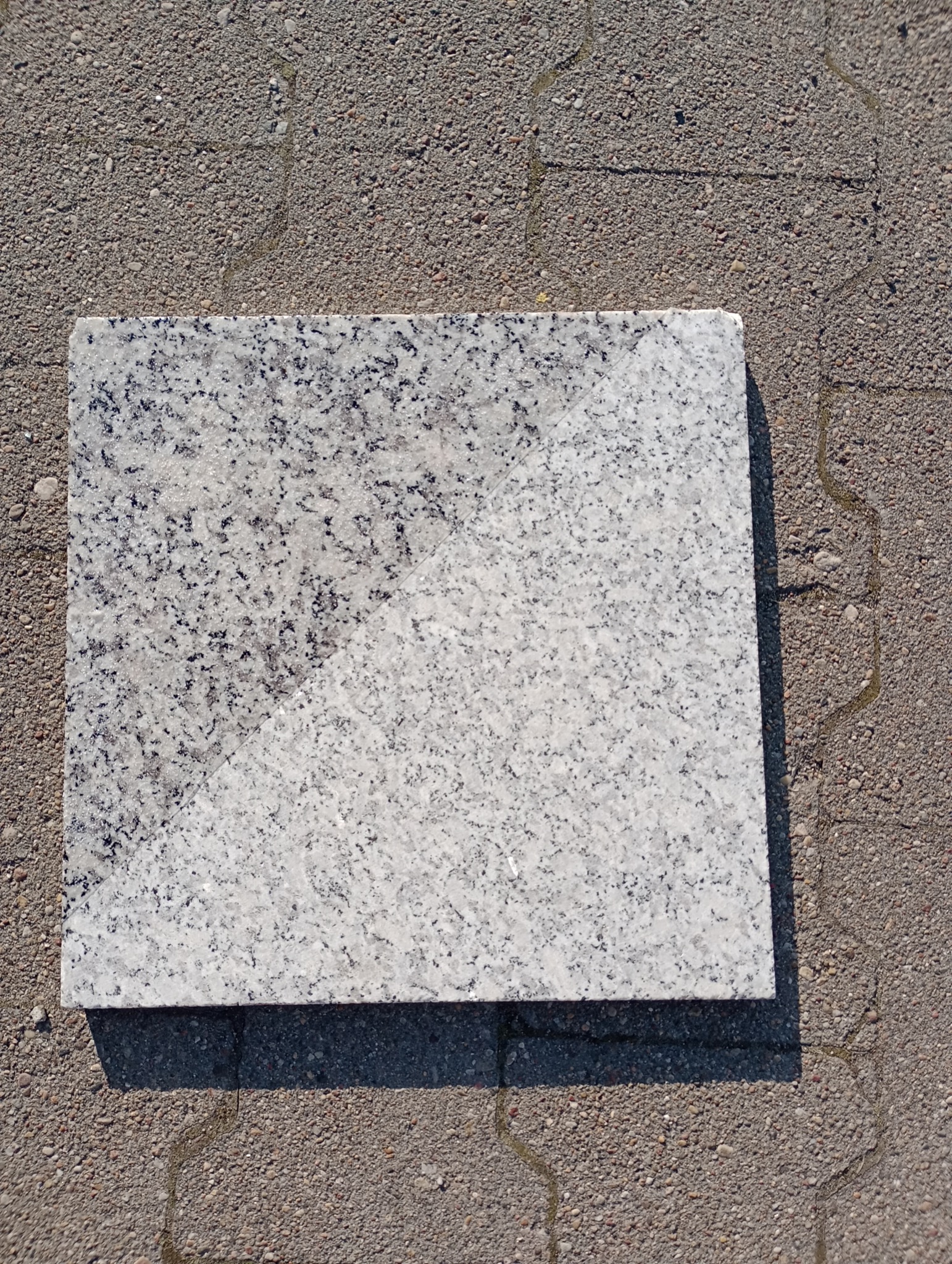 Zabezpieczenie antypoślizgowe z jednoczesnym pogłębieniem koloru i efektem odnowionej posadzki.