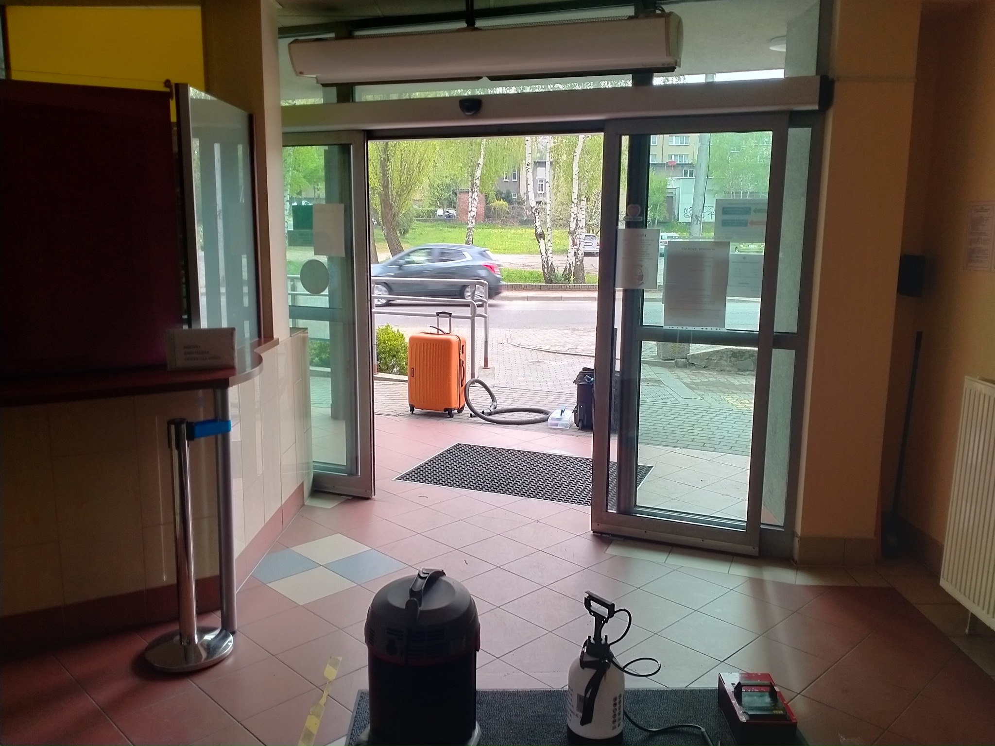 Posadzki wewnętrzne i zewnętrzne przy wejściu głównym do szpitala miejskiego.