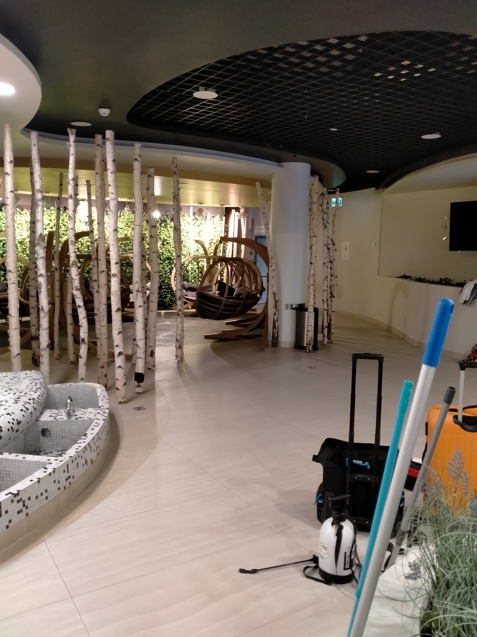 Plaże basenowe z płytek w aquaparku.