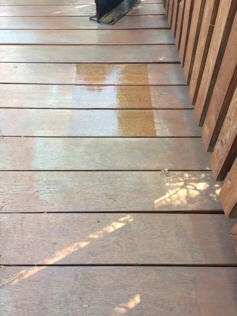 Zabezpieczenie tarasu. Antypoślizg z jednoczesną renowacją i ochroną drewna.