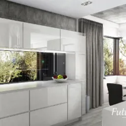 Wizualizacja nowoczesnej kuchni z białymi, lakierowanymi frontami szafek, długim oknem z widokiem na zieleń, betonową ścianą i designerską lampą wiszącą.