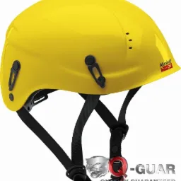 Żółty kask ochronny Akrobat z czarnym paskiem, widoczne logo Q-Guar na dole zdjęcia.