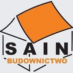 Logo firmy budowlanej SAIN BUDOWNICTWO. Pomarańczowy kwadrat z wpisanymi czarnymi literami SAIN, pod nim napis BUDOWNICTWO. Całość otoczona schematycznym obrysem budynku.