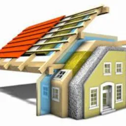 Przekrój modelu domu ukazujący warstwy ocieplenia ścian, dachu i poddasza. Widoczne materiały izolacyjne, konstrukcja więźby dachowej i fragment elewacji.