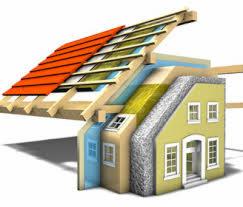 Przekrój modelu domu ukazujący warstwy ocieplenia ścian, dachu i poddasza. Widoczne materiały izolacyjne, konstrukcja więźby dachowej i fragment elewacji.