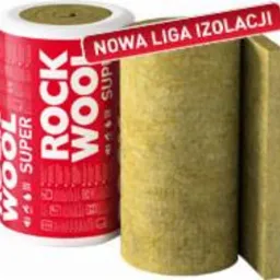Rolka i płyta wełny mineralnej Rockwool Super na białym tle. Czerwony napis 'Nowa Liga Izolacji' w prawym g&oacute;rnym rogu. Widoczne detale struktury materiału.