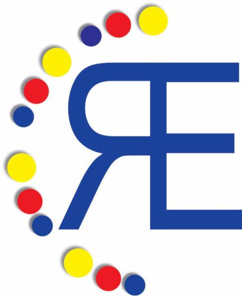 Abstrakcyjne logo z niebieską literą i kolorowymi kropkami w odcieniach czerwieni, żółci i niebieskiego na białym tle. Grafika w minimalistycznym stylu.