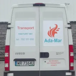 Tył białego busa marki Iveco Daily z naklejkami informującymi o transporcie, fakturach VAT i kontakcie telefonicznym, logo firmy Ada-Mar z płomieniem i hasłem 'No money, no transport honey'...