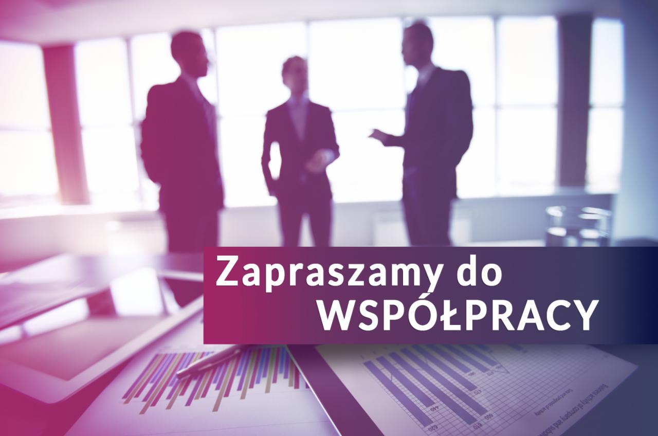 Grafika z tekstem 'Zapraszamy do współpracy', zarysami sylwetek biznesmenów w tle, tabletem i wykresami na pierwszym planie. Stonowana kolorystyka.
