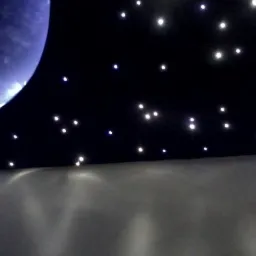 Czarny sufit z efektem rozgwieżdżonego nieba i fragmentem planety, oświetlony punktowymi światłami odbijającymi się w gładkiej powierzchni poniżej.