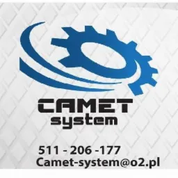 Logo firmy Camet System z motywem niebieskiego koła zębatego i trzema dynamicznymi liniami. Pod spodem nazwa firmy, numer telefonu i adres e-mail na tle z geometrycznym wzorem.