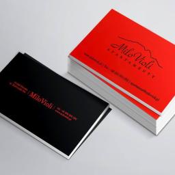 XMEDIA Agencja Reklamowa Marta Zaręba - Stos czerwonych wizytówek Milo Violi z czarnym logo i danymi kontaktowymi obok pojedynczej czarnej wizytówki z czerwonym tekstem na jasnym tle.