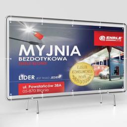 XMEDIA Agencja Reklamowa Marta Zaręba - Stojak reklamowy myjni bezdotykowej Ehrle Błonie z nagrodą Laur Konsumenta 2015, prezentujący adres ul. Powstańców 38A. Grafika w niebiesko-szaro-czerwonej kolorystyce.