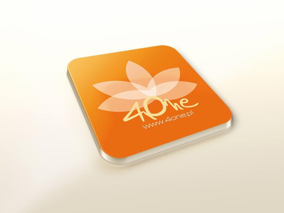 Pomarańczowy coaster z logo 4One.pl, z motywem kwiatowym i adresem strony. Zaokrąglone rogi i subtelny cień dodają elegancji.