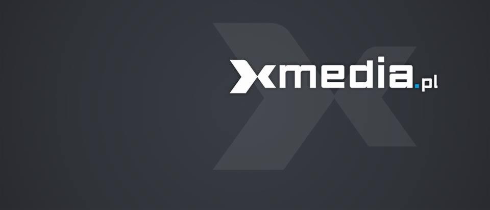 Logo Xmedia.pl na ciemnoszarym tle z subtelnym wzorem X w tle. Biały logotyp składa się z graficznego znaku i nazwy domeny z niebieskim akcentem.