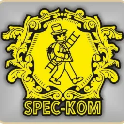Żółto-czarny logotyp firmy kominiarskiej SPEC-KOM z sylwetką kominiarza niosącego drabinę na tle ozdobnej tarczy.