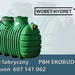 Zielony zbiornik na szambo lub deszczówkę firmy WOBET-HYDRET, widoczny skład fabryczny i numer telefonu kontaktowego.