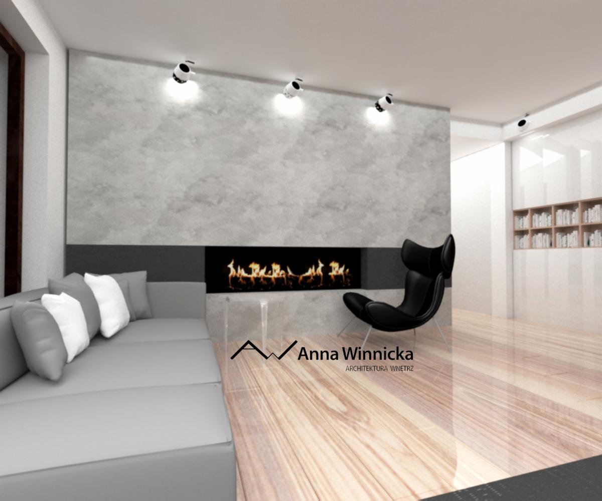 Nowoczesne wnętrze z kominkiem, szarą sofą i czarnym fotelem. Oświetlenie punktowe, drewniana podłoga. Projekt autorstwa Anna Winnicka Architektura Wnętrz.