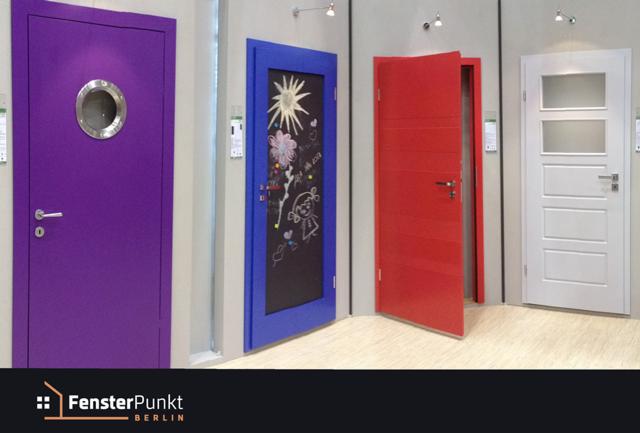 Ekspozycja czterech kolorowych drzwi wewnętrznych: fioletowe z okrągłym oknem, niebieskie z rysunkami kredą, czerwone uchylone oraz białe z trzema szybami.