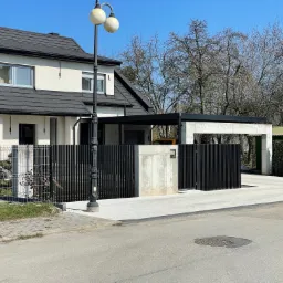 Ogrodzenie grzebieniowe z carportem w kolorze czarnym