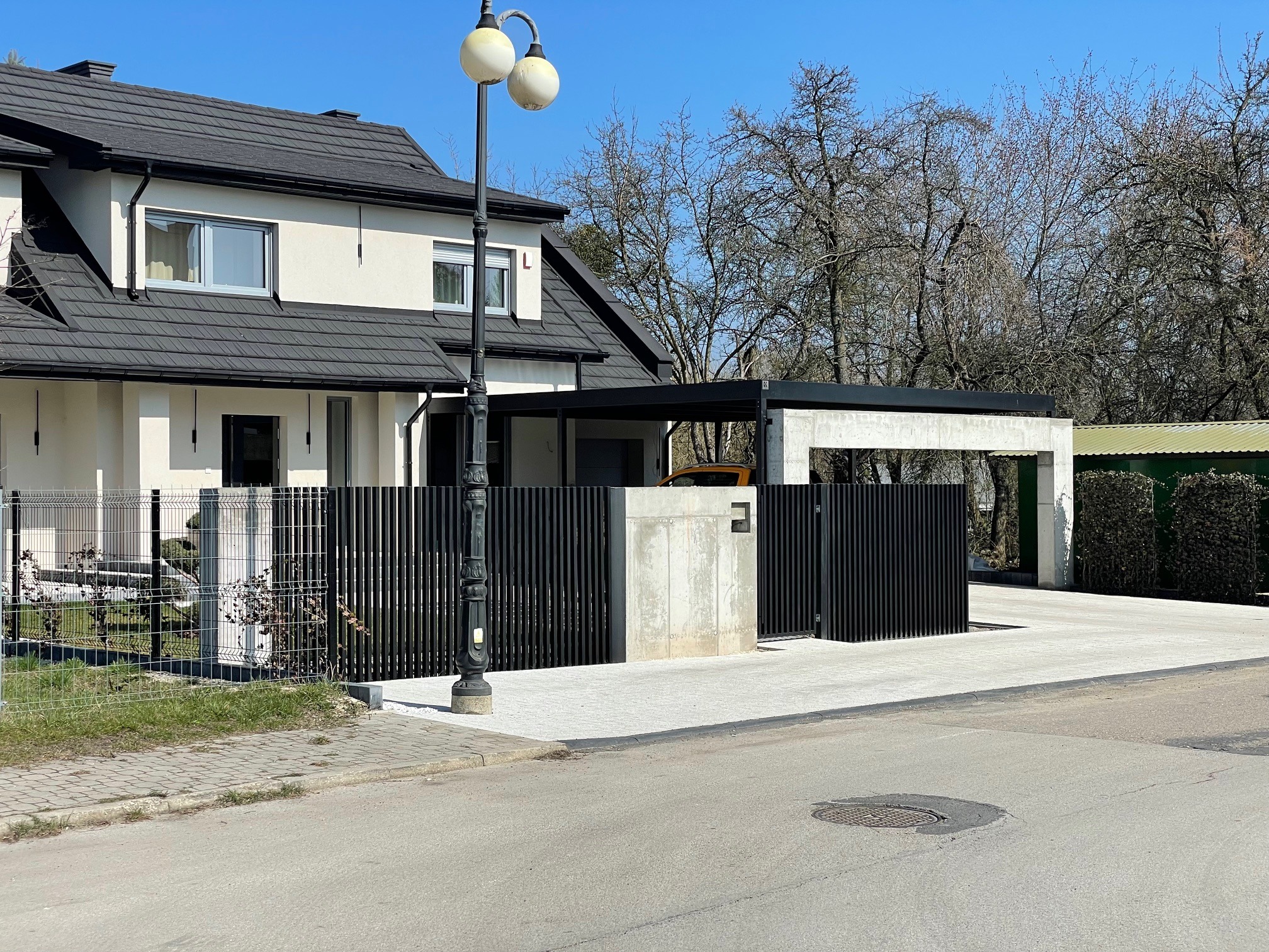 Ogrodzenie grzebieniowe z carportem w kolorze czarnym