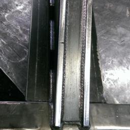 Salda-col - Spoina wykonana metodą spawania elektrycznego na konstrukcji stalowej, widoczne ślady obróbki i czyszczenia powierzchni.