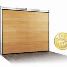 Nowoczesna brama garażowa segmentowa z jasnego drewna z poziomymi panelami, oświetleniem LED i złotym medalem 'Laur Konsumenta 2010' po prawej stronie.