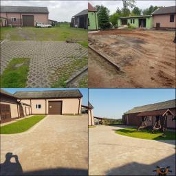 SM2 Mateusz Salamon - Kolaż czterech zdjęć: widok na plac z częściowo ułożoną ażurową kostką, teren przygotowany pod budowę, świeżo ułożona kostka brukowa przed budynkiem, oraz podjazd z kostki brukowej z huśtawką...