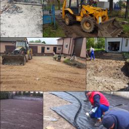 SM2 Mateusz Salamon - Kompozycja zdjęć przedstawiająca różne etapy przygotowania terenu pod budowę lub zagospodarowanie działki: rozbiórka, wyrównywanie terenu, układanie geowłókniny, widoczny ciężki sprzęt budowlany...