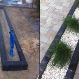 SM2 Mateusz Salamon - Dwa ujęcia koryta z czarnej kostki: w trakcie budowy z wystającymi niebieskimi rurami i po zakończeniu z białym żwirem i ozdobnymi trawami, obok ułożona kostka brukowa.