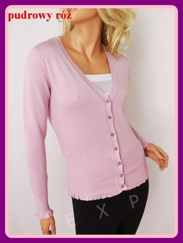 Kobiecy, pudrowo-różowy kardigan z długim rękawem i falbanką u dołu, zapinany na guziki. Prezentacja na manekinie.