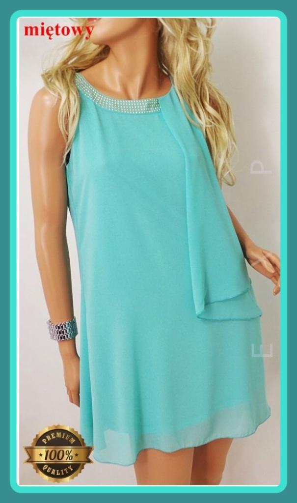 Miętowa sukienka mini z delikatnym, zdobionym dekoltem i zwiewnym, asymetrycznym przodem, prezentowana na modelce.